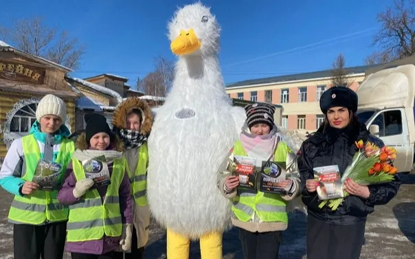 Акция «Цветы для автоледи» прошла в Кулебаках