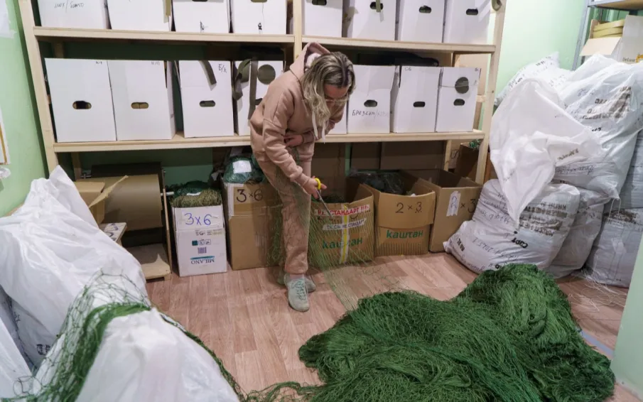 Дом народного единства передал волонтёрам 250 килограммов материалов для маскировочных сетей