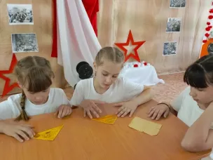 Ветераны комсомола совместно с сотрудниками городской библиотеки №2 провели героико-патриотический час «Солдатский треугольник с фронта»