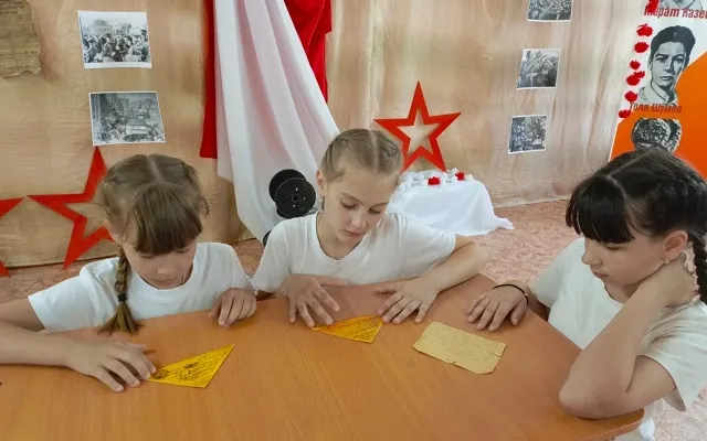 Ветераны комсомола совместно с сотрудниками городской библиотеки №2 провели героико-патриотический час «Солдатский треугольник с фронта»