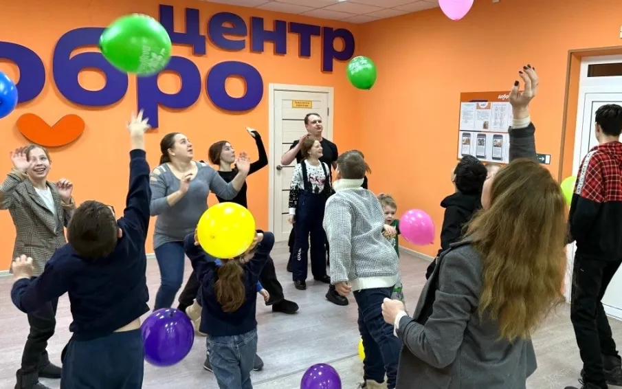 В Центральной детской библиотеке для Ассоциации многодетных семей прошла игровая программа "Хочу на папу быть похожим!"