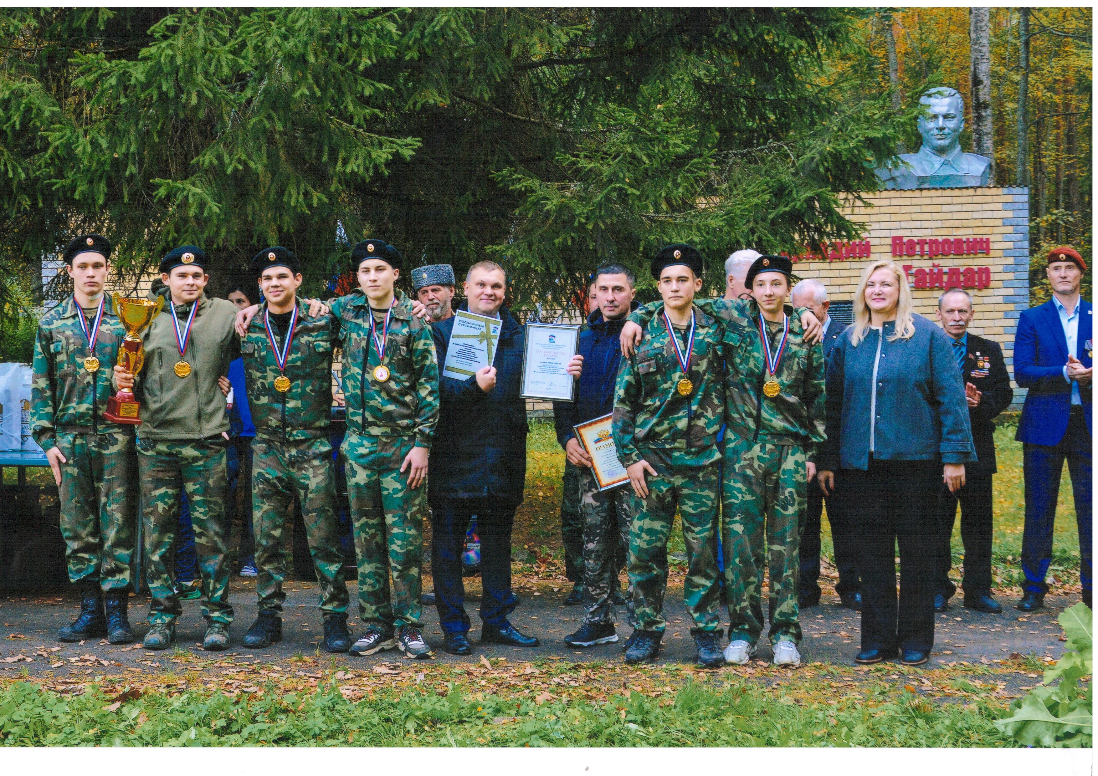 Участники военно-патриотического клуба МБОУ СОШ № 6, занявшие 1 место на военно-патриотических сборах (руководитель – Н.М.Котынов)